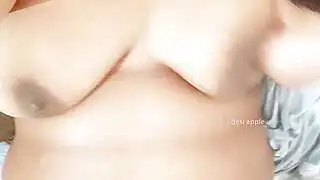 Asiatisches Mädchen mit großen Brüsten