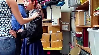 Asyalı olgun üvey anne, ergenlik çağındaki kızını polislerden kurtardı.