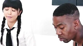 Adolescente japonesa chupa polla negra